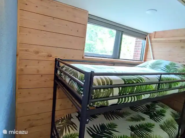 De kleinere slaapkamer beneden heeft een fijn stapelbed.